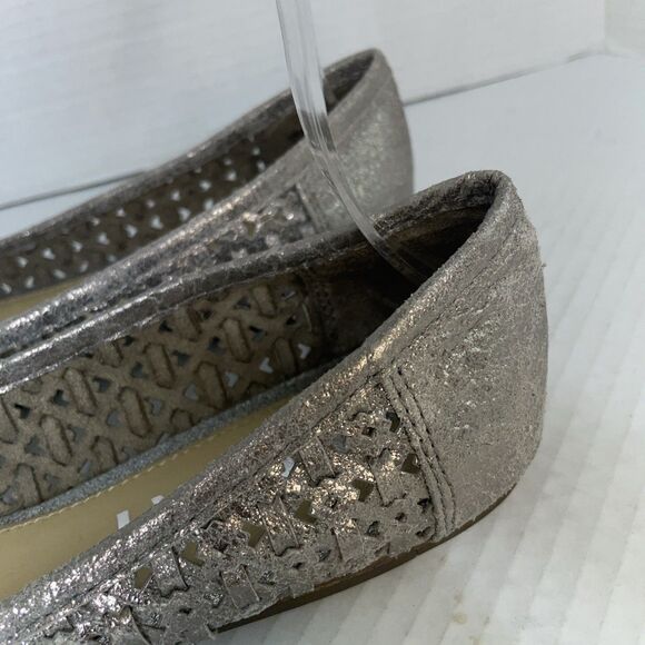 Report Flats Women’s Size 9 Silver Leather Peep Toe Ballet Flower Cutout Shoes - Picture 5 of 14